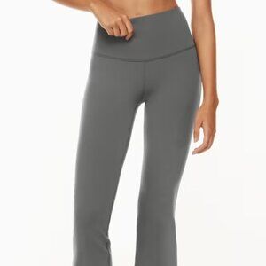 Aritzia TNA LIFE Tn Action CHEEKY FLARE HI-RISE Leggings in coal grey